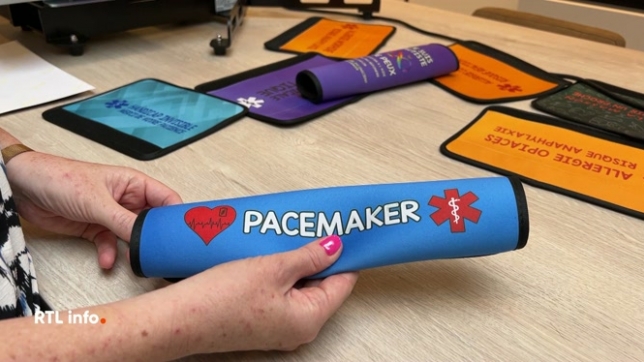 À Soignies, dans le Hainaut, une habitante a lancé une initiative originale : elle crée des protège-ceintures de sécurité, de petites bandes sur lesquelles sont inscrites des informations importantes.