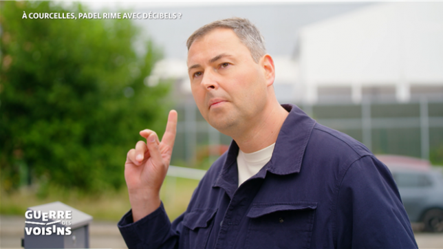 À Courcelles, des riverains dénoncent les nuisances sonores provoquées par un club de padel installé à quelques mètres de leurs habitations. Malgré des aménagements, le bruit reste omniprésent, et les tensions ne cessent de grandir.