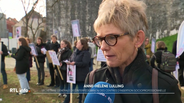 Les travailleurs du secteur de l'insertion socio-professionnelle dénoncent les réformes entreprises par le nouveau gouvernement en matière budgétaire. Une mobilisation symbolique pour faire entendre leurs revendications.