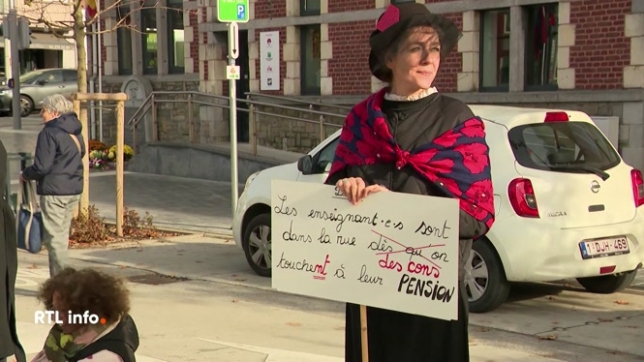 Environ 200 enseignants ont formé une chaîne humaine ce matin à Visé, à la frontière avec les Pays-Bas. Ils dénoncent les mesures d'économie et réaffirment leur combat face à la position de la ministre de l'Education Valérie Glatigny.