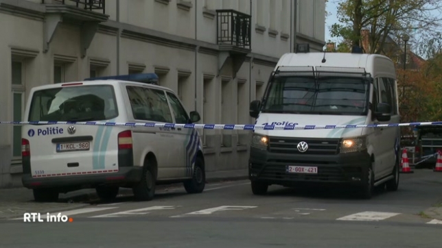 Trois véhicules de police avaient été incendiés dans la nuit de dimanche à lundi, à quelques mètres du commissariat. Le suspect interpellé a été placé sous mandat d'arrêt. Il a été inculpé pour incendie volontaire sur bien mobilier.