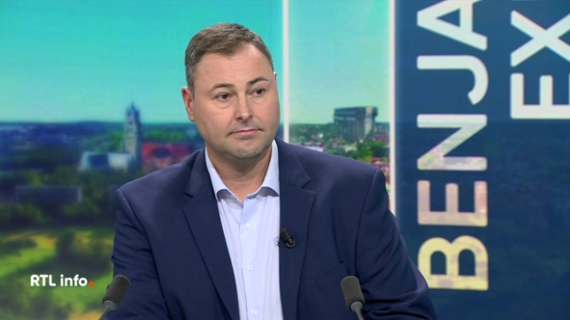 Invité du RTL info 13H., Benjamin Maréchal présente la nouvelle saison de l'émission qui tente de réconcilier des voisins en conflit. On commence, ce soir, par une habitante de Courcelles, riveraine d'un club de paddle très proche de son jardin et cause d'importantes nuisances sonores. Extrait.