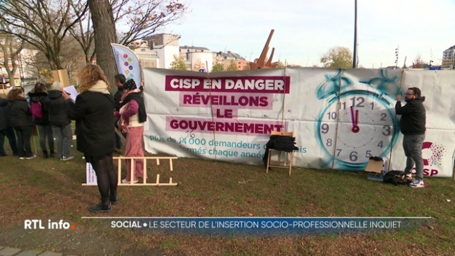 Les travailleurs du secteur de l'insertion socio-professionnelle dénoncent les réformes entreprises par le gouvernement wallon en matière budgétaire. Une mobilisation symbolique pour faire entendre leurs revendications car plus de 10% des filières pourraient fermer.