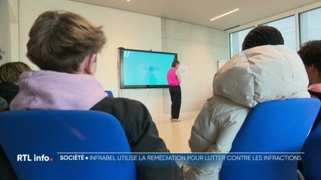 Chaque année, des dizaines de jeunes traversent les passages à niveau ou se promènent le long des voies ferrées, au péril de leur vie. Ils risquent une amende mais ils ont aussi la possibilité de suivre une séance de remédiation pour les sensibiliser à la sécurité. Et cela fonctionne. Explications.