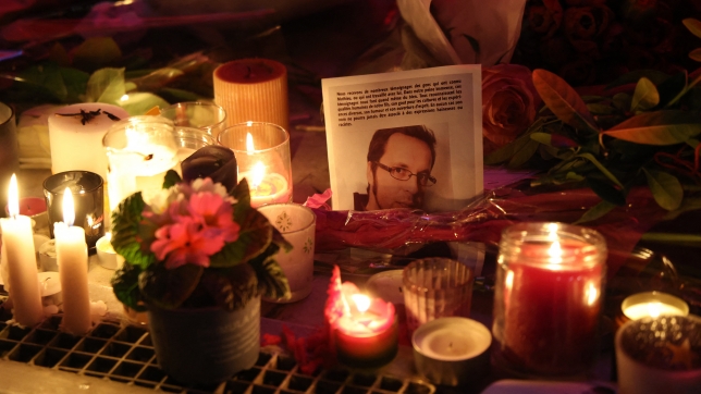 Bougies allumées hier place de la République en hommage aux victimes des attentats de Paris de 2015