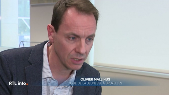 Le procureur du Roi de Bruxelles a une nouvelle fois dénoncé le manque de places en institution fermée pour les mineurs délinquants, arrêtés et aussitôt relâchés. Rencontre avec un juge de la jeunesse, qui raconte son travail quotidien.