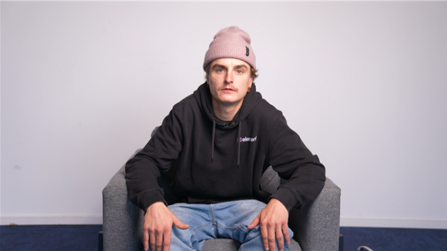 Installé en Haute-Savoie, Louis a quitté la Belgique pour travailler en montagne. Pisteur-secouriste l’hiver, il partage son quotidien fait de risques, de solidarité et d’interventions parfois marquantes.