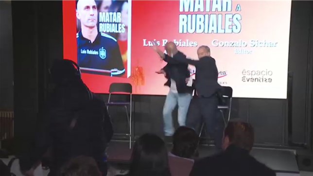 L’ex-président de la Fédération espagnole de football Luis Rubiales, condamné pour agression sexuelle, est parvenu à esquiver des oeufs qui lui ont été lancés par... son propre oncle lors de la présentation de son livre.