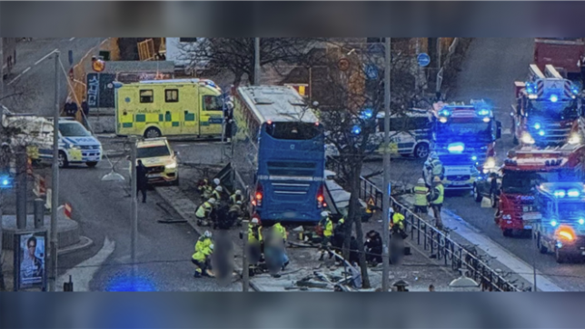 Un bus a percuté un abribus à Stockholm, faisant plusieurs blessés et des morts.