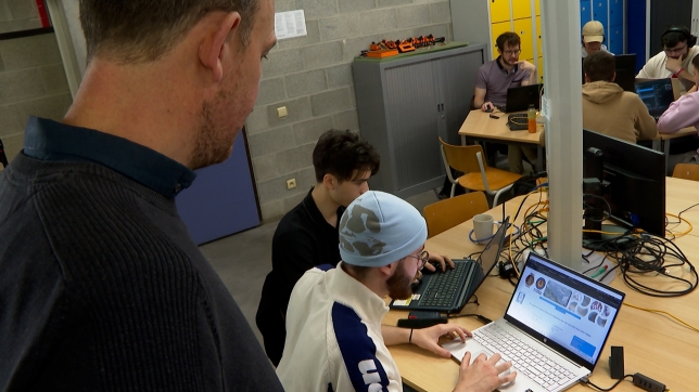 HACKERS 19h.00_00_58_04.Still004.jpg