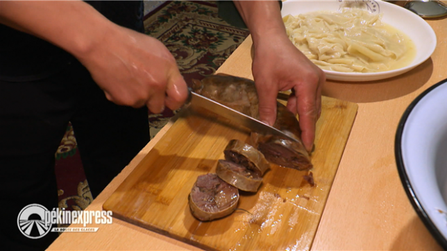Pour leur première nuit chez l’habitant, les candidats de Pékin Express ont découvert une spécialité locale surprenante : la viande de cheval.
