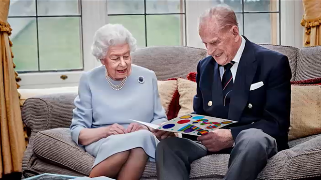 Il a abandonné sa carrière, son nom, ses titres… Pour rester aux côtés d’Elizabeth II, le prince Philip a dû s’effacer, sans jamais rompre leur complicité.