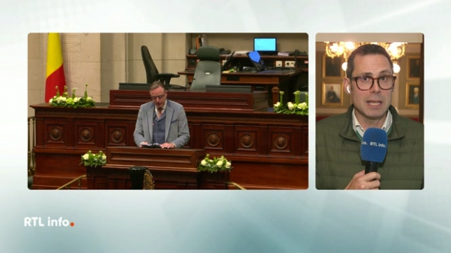 En direct du Parlement, Mathieu Col explique que le premier ministre assiste à une cérémonie civile à l'occasion de la fête du Roi au Palais de la Nation.