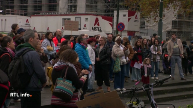 Près de 200 personnes se sont rassemblées devant le palais de justice de Bruxelles pour dénoncer les violences faites aux enfants et aux adolescents. Les 2 collectifs organisateurs pointent l'absence de structures pour accompagner les victimes d'inceste, entre autres.