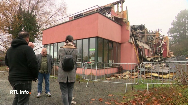 L'odeur de l'incendie flotte encore dans l'air ce soirà Boncelles. Au lendemain de l'explosion qui a soufflé un restaurant, l'heure est au bilan. 3 blessés, un bâtiment détruit et un patron conscient d'avoir évité le pire, puisque 80 clients étaient attendus pour le service. Les dégâts sont considér