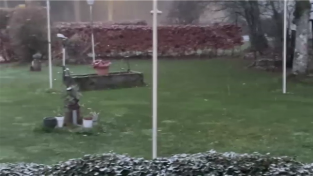 Ce matin, les premiers flocons de l’hiver ont touché les hauteurs du pays : Ovifat, le Signal de Botrange ou encore le Mont Rigi ont vu les premières neiges. Et celle-ci va encore tomber cette semaine.