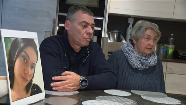 Moins d’un mois après le suicide d’Elisa, policière de 31 ans qui s’est donné la mort avec son arme de service, des questions subsistent sur ses motivations. Le parquet évoque un motif privé mais les parents estiment que le harcèlement présumé doit également être pris en cause. Nous avons consulté en exclusivité un document qu’elle a rédigé avec sa mère et qui évoque son mal être suite à sa situation professionnelle.