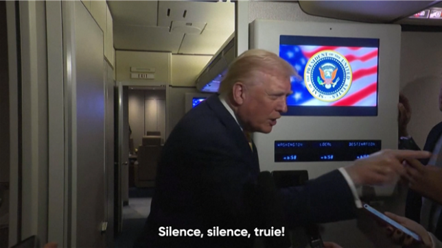 Le président américain Donald Trump qualifie une journaliste lui posant une question sur le dossier Epstein de truie lors d'un échange à bord d'Air Force One le 14 novembre, alors qu'il se rendait à Palm Beach pour le week-end. Les propos suscitent des réactions après avoir été partagés par d'autres journalistes.