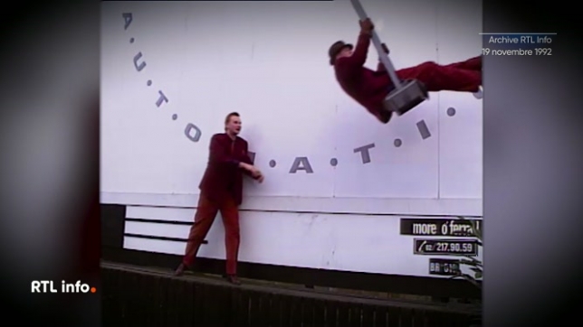 Deux étudiants se relayaient sur une balançoire pour faire la publicité d'une marque de montre.