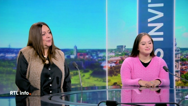 Mayane et sa maman Sandrine Thevenon viennent présenter le livre autobiographique De l'ombre à la lumière.