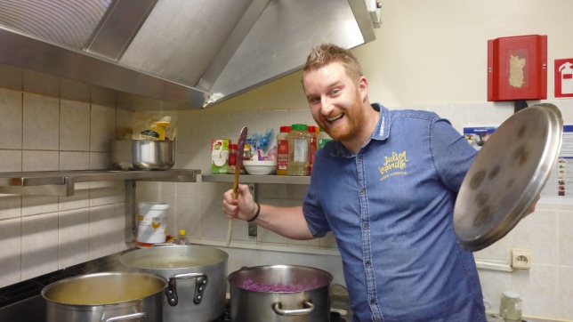 Julien Lapraille aux fourneaux lors d’une autre occasion à Molenbeek pour les banques alimentaires