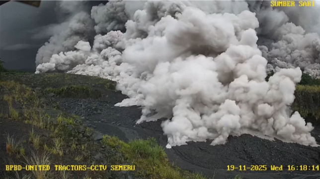 Des images montrent des nuages de matière projetés après l'éruption du volcan Semeru, situé dans l'est de l'île de Java, en Indonésie. Les autorités ont élevé au maximum le niveau d'alerte. L'agence géologique indonésienne a ajouté que l'activité volcanique du Semeru restait élevée.