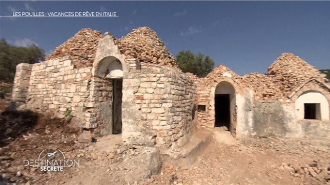 À seulement 2h30 de vol de Bruxelles, les Pouilles offrent un dépaysement total. Cette région du sud de l’Italie, longtemps restée dans l’ombre, séduit par son authenticité, ses paysages préservés et ses habitations uniques, les trulli.