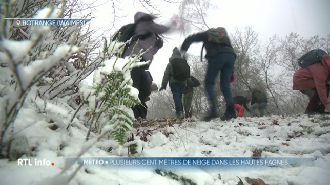 Plusieurs centimètres de neige sont tombés aujourd'hui dans les Hautes Fagnes. Une première offensive de l'hiver qui devrait durer un peu au vu des températures.