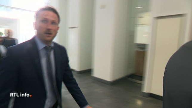 Huit personnes ont été privées de leur liberté hier. Après leur audition, le juge d’instruction a décidé de les remettre en liberté, estimant qu’il n’existe à ce stade pas d’indices sérieux suffisants pour délivrer un mandat d’arrêt.  L’enquête se poursuit, notamment avec l’analyse des objets saisis