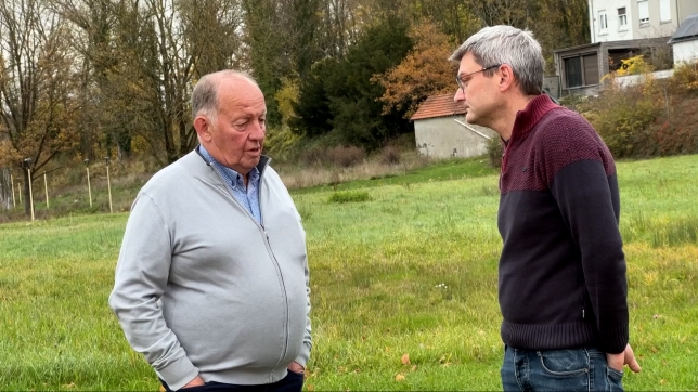 Raymond Douniaux, bourgmestre de Couvin (G) avec Jean-Charles Delobbe, échevin en charge des mouvements de jeunesse (D)