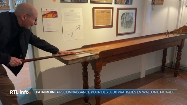 Deux jeux traditionnels viennent de faire leur entrée au patrimoine culturel immatériel de la Fédération Wallonie-Bruxelles : le jeu de bourle, un mélange de bowling et de pétanque pratiqué en Wallonie picarde, et le jeu de fer, encore joué à Tournai dans l'arrière-salle de plusieurs cafés.