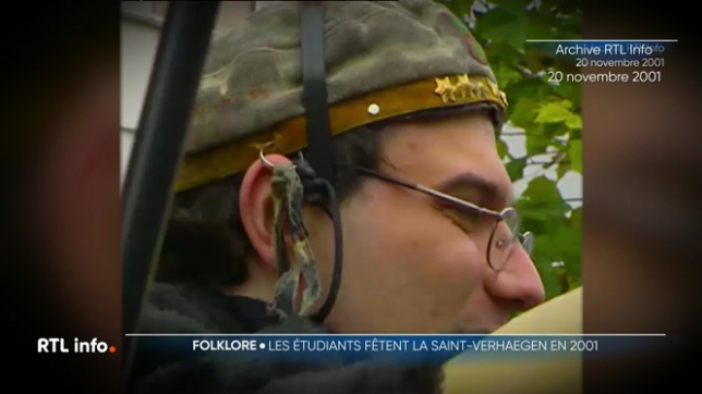 C'est la Saint-Veraegen, la fête de l'ULB, marquée par une cérémonie officielle mais aussi par un cortège d'étudiants et d'anciens étudiants dans les rues de Bruxelles. Cette tradition existait déjà en 2001, comme le montre notre archive du jour.