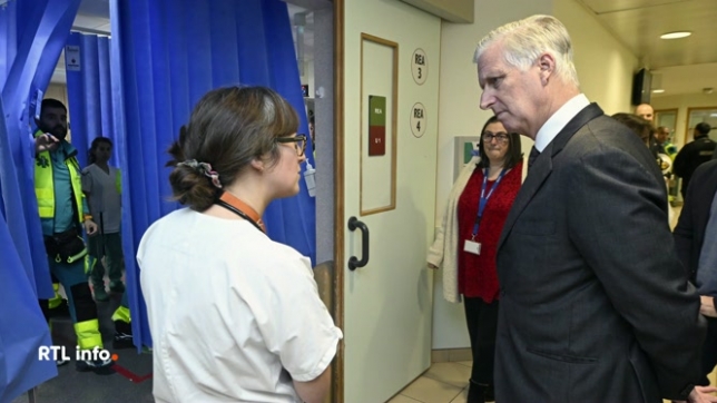 Le Roi Philippe a visité cet après-midi le service des urgences du CHU Saint-Pierre à Bruxelles. Ce service, récemment certifié trauma center, est désormais équipé pour prendre en charge les victimes d'accidents graves ou de blessures causées, par exemple, par des coups de feu ou de couteau.