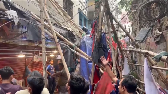 Un tremblement de terre de magnitude 5,5 a frappé vendredi le centre du Bangladesh, au nord-est de la capitale du pays Dacca, faisant au moins trois morts et des dizaines de blessés, selon un bilan provisoire du département de la Santé.