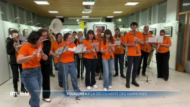 Demain 22 novembre, c'est la Sainte Cécile, la fête de tous les musiciens. A cette occasion, un livre vient de sortir en province de Luxembourg. Il est consacré à un véritable patrimoine : les harmonies. Pas tout à fait une fanfare, ni un orchestre, l'harmonie fait partie du folklore du sud du pays.