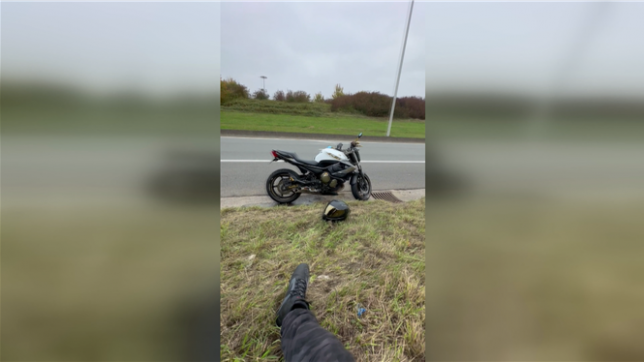 La moto de Wacim est tombée en panne sur l'autoroute à Bruxelles. Après quelques dizaines de minutes, et avec l'aide de motards de passage, sa moto peut repartir. Toutefois, une dépanneuse qu'il n'a pas appelé lui exige le paiement pour un service dont il n'a eu aucune utilité.