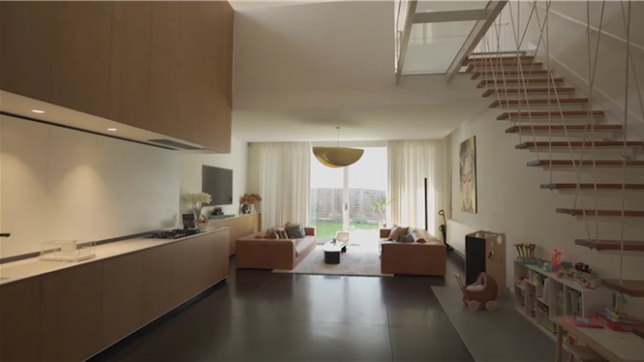 Avant d’être habitée par Anouchka et Benoît, cette maison atypique de Bruxelles était celle de l’animatrice Julie Taton. Un bien de caractère mis en vente avec l’espoir d’un coup de cœur… et d’un bon prix.