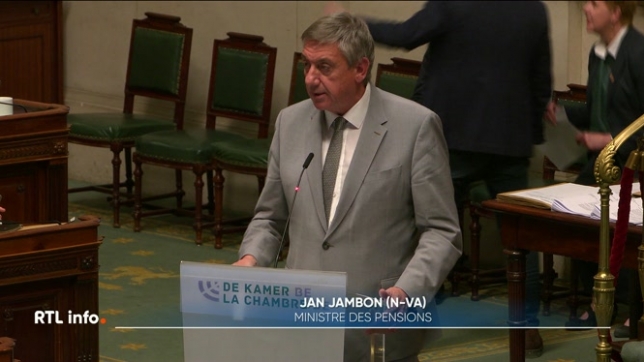 La loi contenant les réformes n'entrera en vigueur qu'en 2027 et non en janvier 2026, faute d'accord du gouvernement fédéral sur le budget 2026, a confirmé le ministre Jan Jambon hier à la Chambre. Aucune date n'a été annoncée. La règle actuelle reste donc d'application.