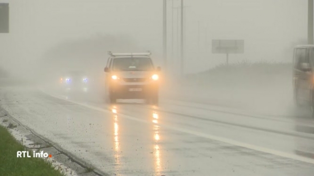 Le brouillard sera généralisé demain sur la Belgique. L'occasion de faire le point sur votre connaissance des règles en vigueur dans le code de la route en matière de phares antibrouillards ? Dans quelles conditions les activer ? et Où ils se trouvent sur le tableau de bord de votre véhicule ?