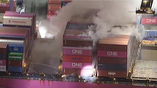 Plus de 120 pompiers ont été mobilisés dans le port de Los Angeles pour maîtriser un incendie sur un porte-conteneurs.