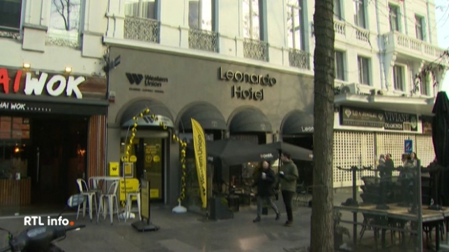 Un homme de 46 ans a interpellé hier un passant dans une rue d'Anvers lui signalant qu'il avait fait quelque chose à sa compagne de 53 ans dans une chambre d'hôtel. Les secours ne sont pas parvenus à réanimer la victime. L'auteur présumé est appréhendé et sera présenté à un juge d'instruction.