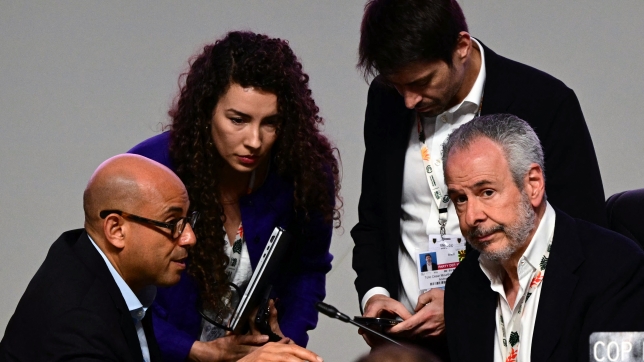 Le secrétaire exécutif de la Convention-cadre des Nations Unies sur les changements climatiques, Simon Stiell (à gauche), s’entretient avec le président de la COP30, André Correa do Lago (à droite).