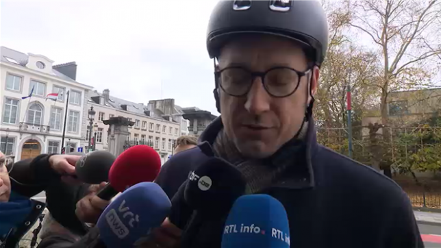 Le conseil des ministres restreint (kern) s'est réuni dimanche dès 10h30 pour une nouvelle ronde de négociations budgétaires. Selon le ministre du Budget Vincent Van Peteghem (CD&V), il est temps de prendre des décisions.