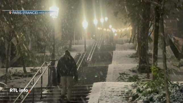 La butte de Montmartre s'est parée de neige hier soir. Cette fine couche de poudreuse a permis aux Parisiens et aux touristes de s'amuser sur les pentes enneigées, que ce soit pour quelques descentes ou des batailles de boules de neige.