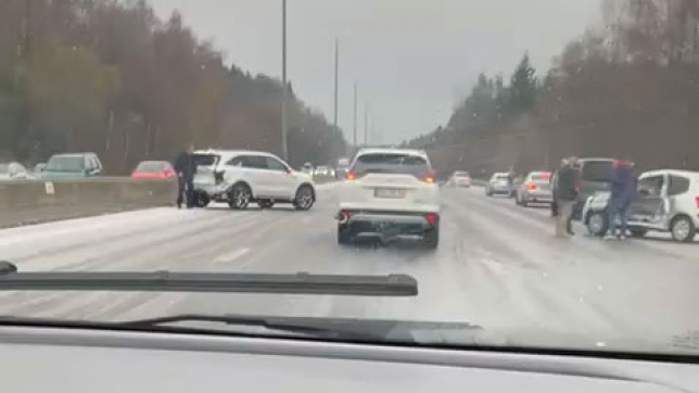 Les deux accidents ont impliqué treize véhicules en tout.