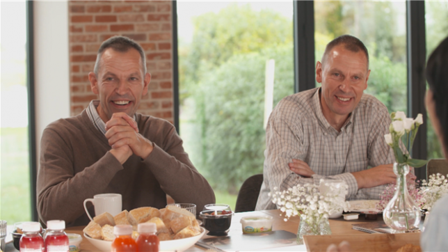 Frédéric a surpris tout le monde en embrassant Stéphanie, qui était initialement venue pour son frère Dominique. Un bisou amical, selon lui, mais qui a fait parler lors de la soirée de clôture.