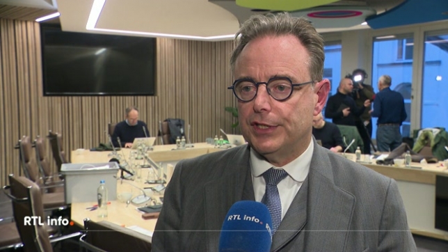 Le gouvernement de Bart De Wever a donc trouvé un accord pour le budget de ces 4 prochaines années. Il est tombé vers 6 heures du matin, après 20 heures de discussions.