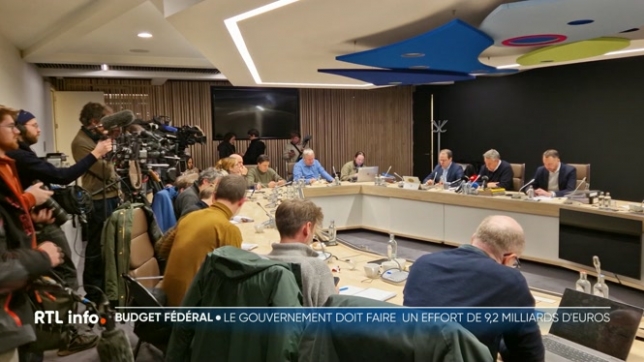 9 milliards 200 millions d'euros devraient être trouvés en 4 ans à travers un saut d'index partiel pour les salaires plus élevés. Des taxes pour les plus riches et la remise au travail de 100.000 malades longue durée.