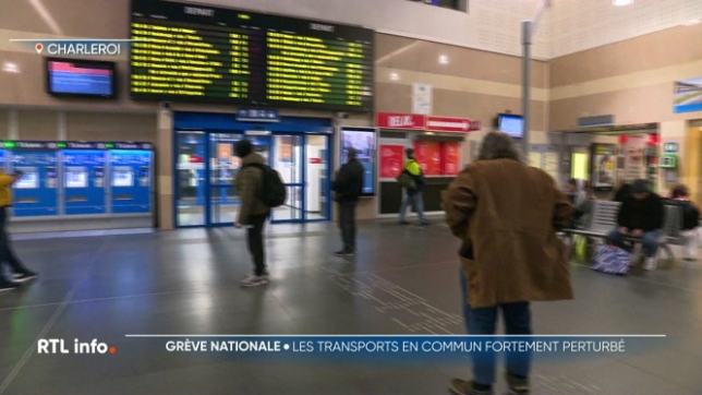 Le premier jour de grève concerne donc les transports en commun. Les trains roulent en service minimum et les bus des TECS sont presque complètement paralysés. Du côté de la STIB, seules 2 lignes de métro et moins d'une dizaine de lignes de trams et bus circulent.