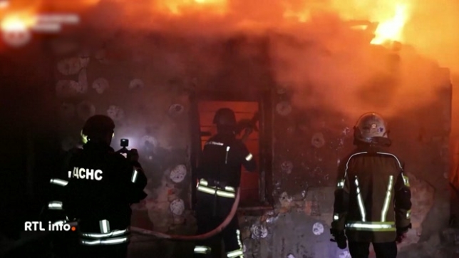 Une attaque russe contre la région de Kharkiv en Ukraine a fait quatre morts et 17 blessés hier soir. Des drones russes ont visé des immeubles d'habitation, provoquant plusieurs incendies. L'armée russe s'attaque aussi aux infrastructures énergétiques ukrainiennes, à la veille de l'hiver.